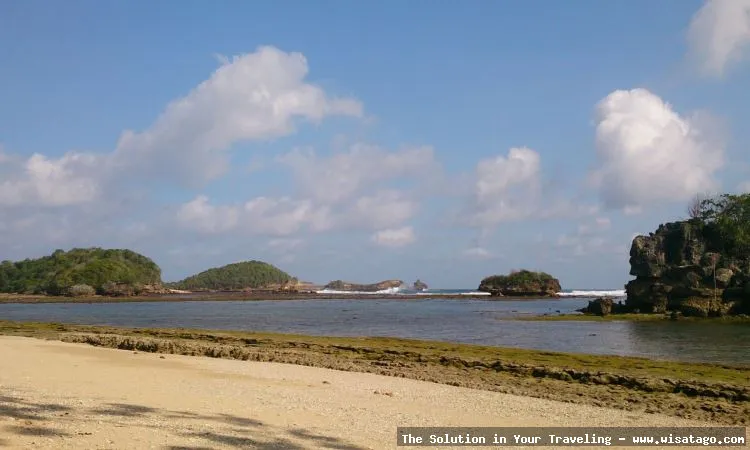 Pantai Bajul Mati yang indah.