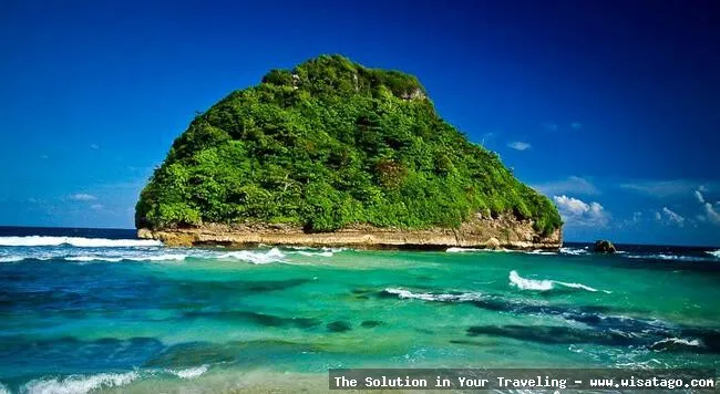 Pantai Bajul Mati dengan pasir indah