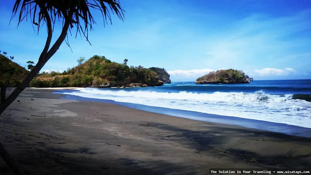 Pantai Bajul Mati yang mempesona