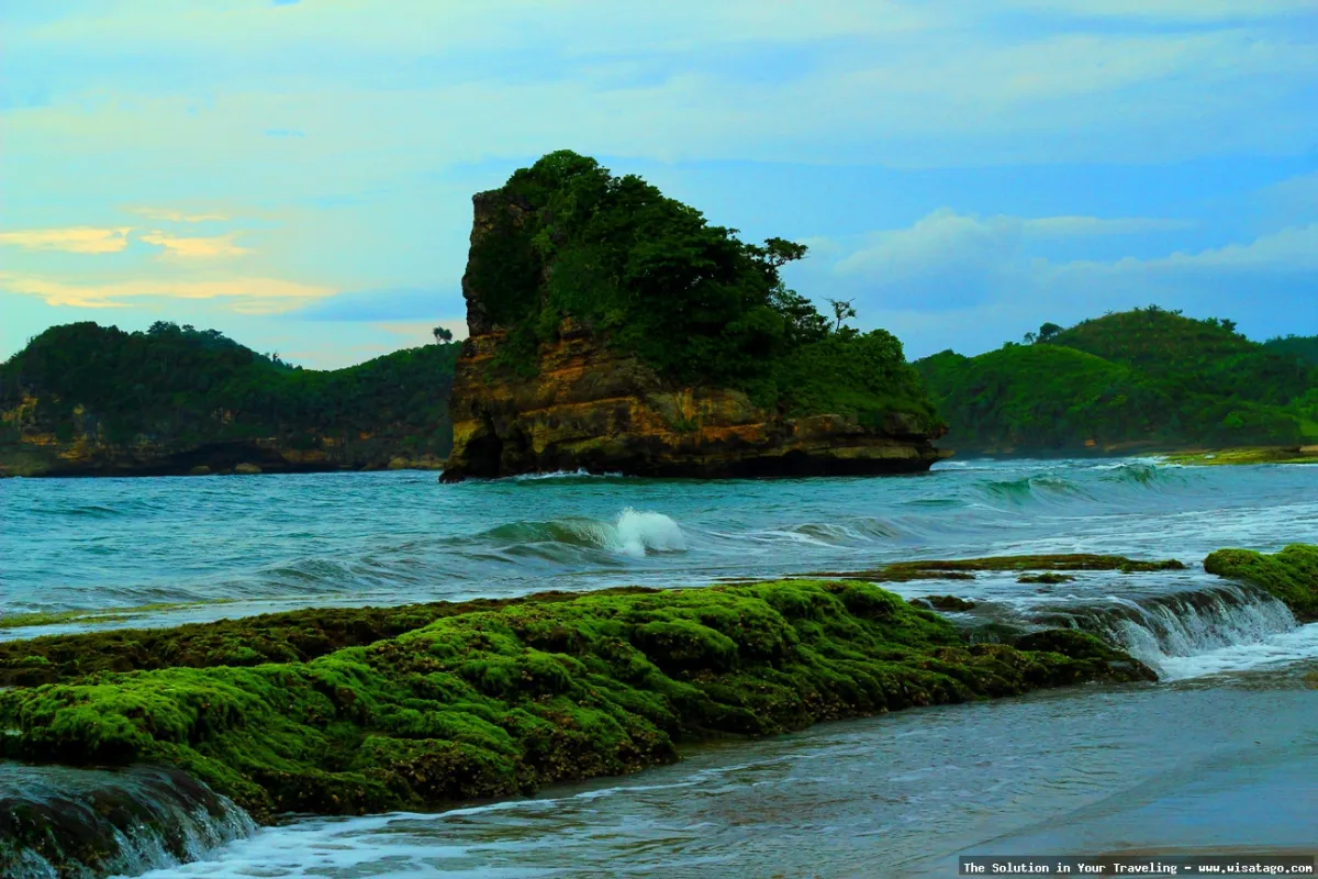 Pantai Bajul Mati yang eksotis.