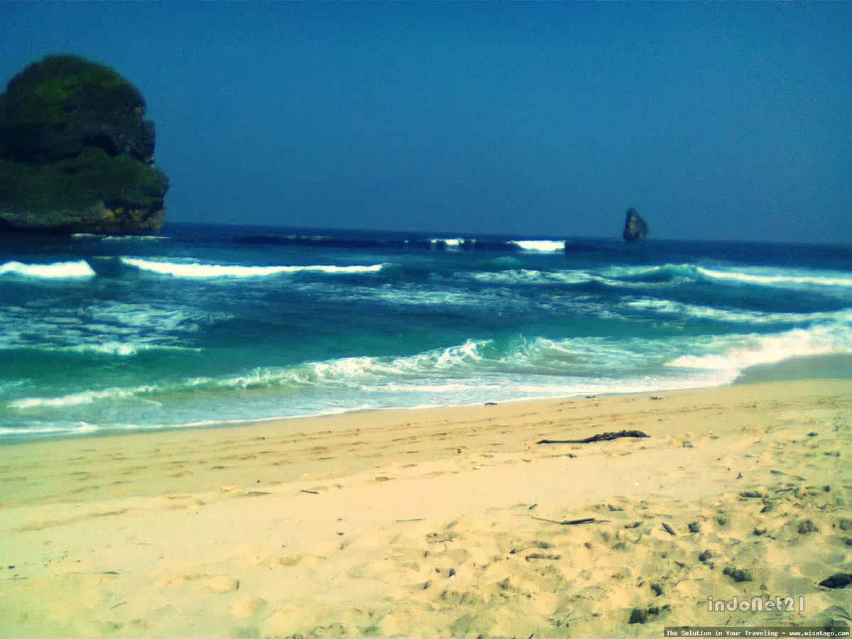 Pantai Bajul Mati yang mempesona.