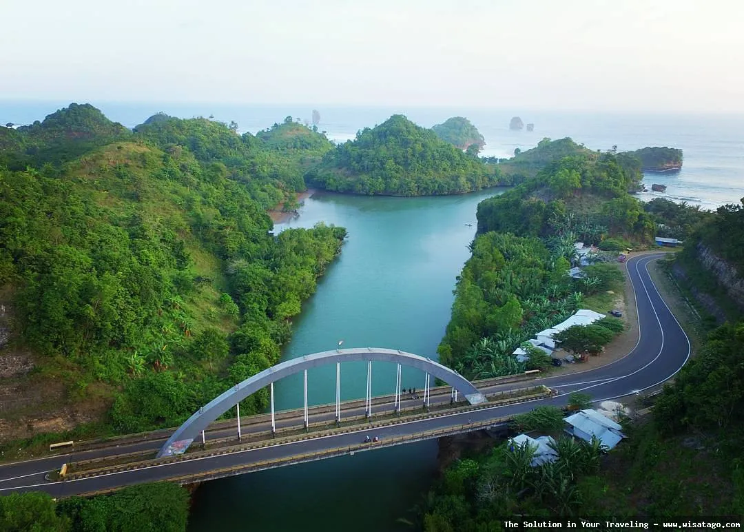 Pantai Bajul Mati yang eksotis.