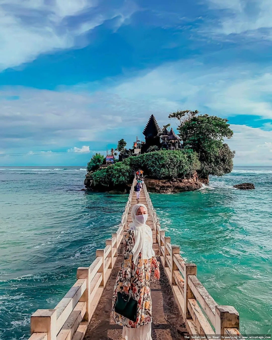 Pantai Balekambang, pesona garis pantainya