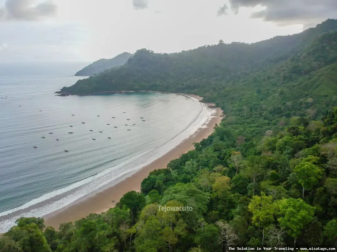 Pantai Bandealit, keindahan alam menawan