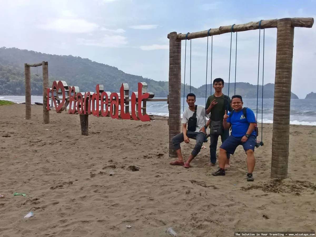 Pantai Bandealit, pasir cokelat yang memikat