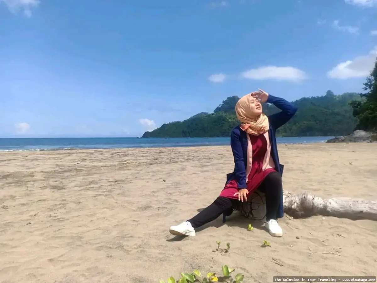 Pantai Bandealit, keindahan alam menawan