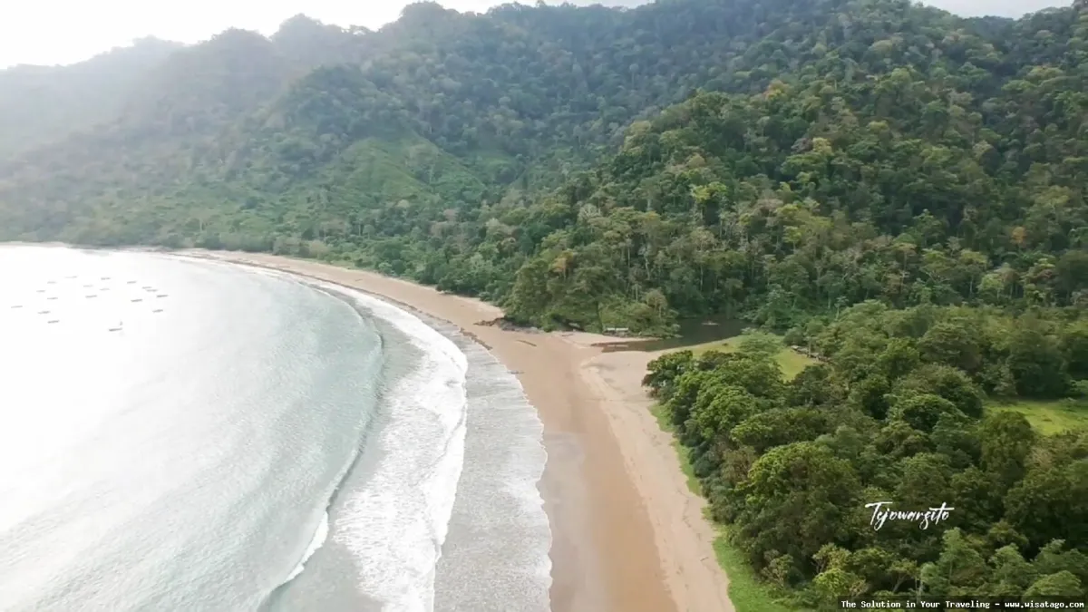 Pantai Bandealit: keindahan alam memukau