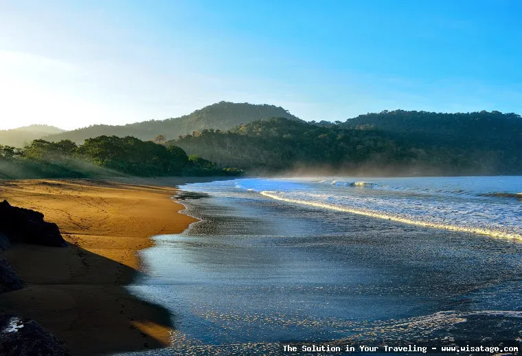 Pantai Bandealit, keindahan alam menawan