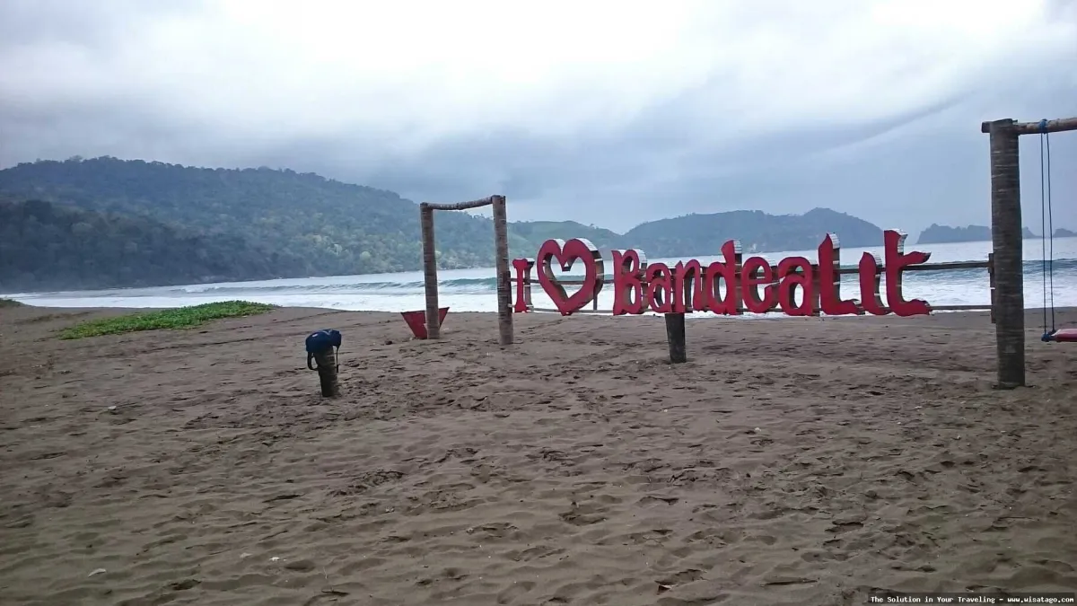 Pantai Bandealit, pasirnya cokelat mempesona