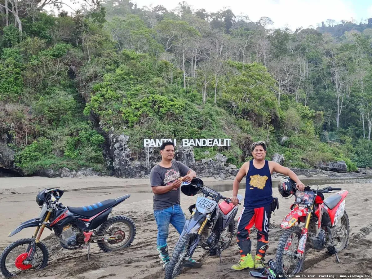 Pantai Bandealit, keindahan alam memukau.