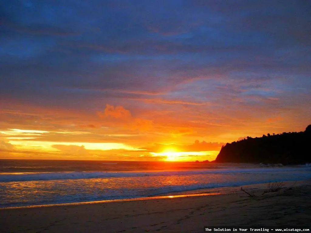 Pantai Bantol dengan pasir putihnya