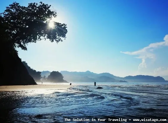 Pantai Banyu Nnjlok dengan air terjun.