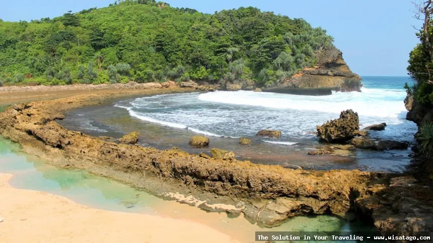 Pantai Batu Bengkung dengan ombak biru
