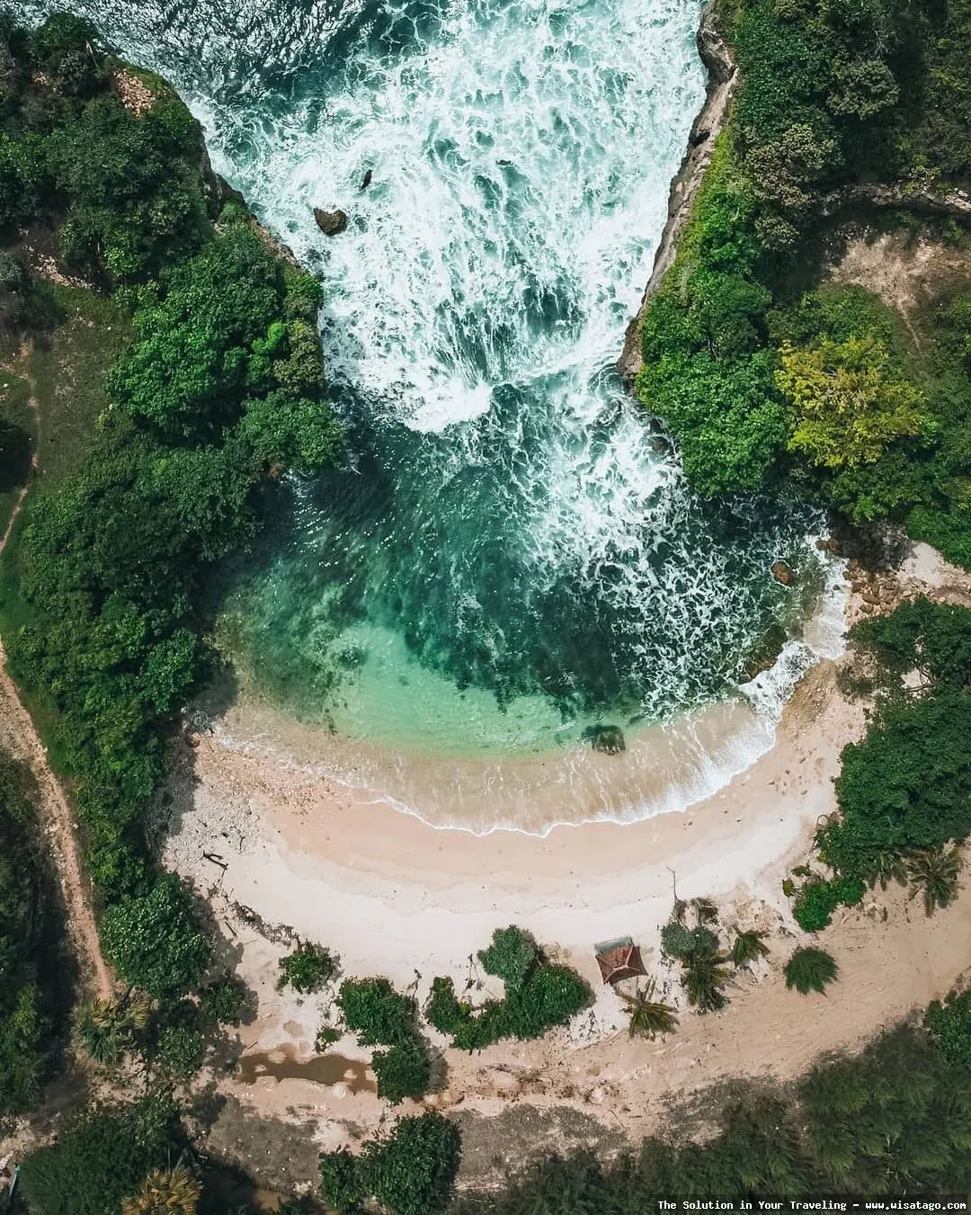 Pantai Batu Bengkung dengan ombak indah