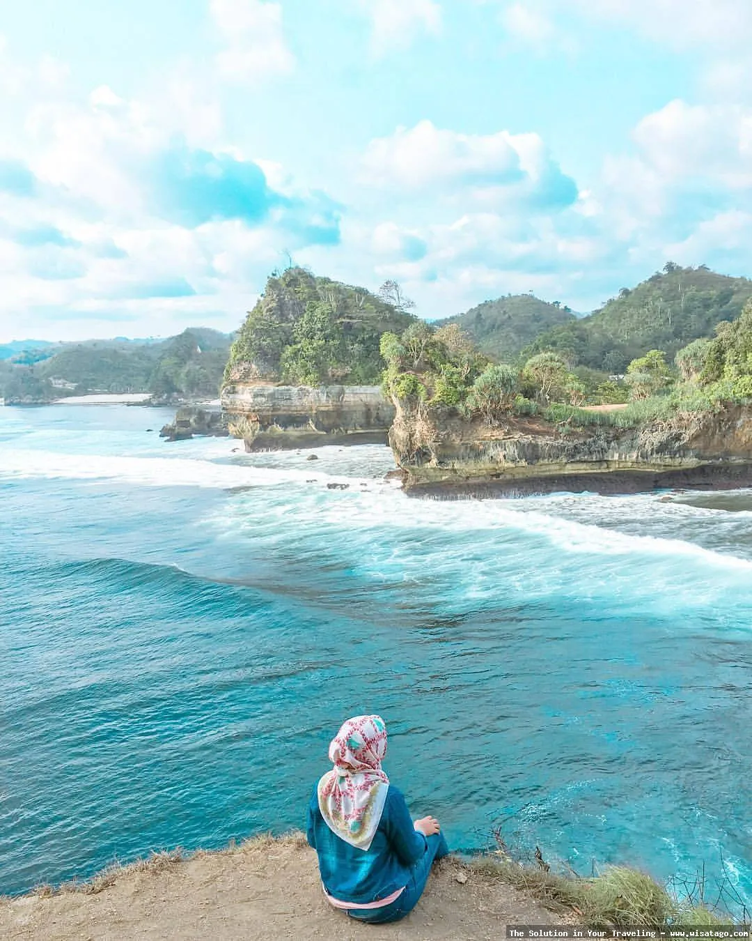 Pantai Batu Bengkung dengan ombak indah