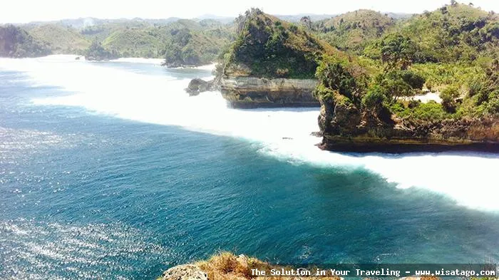 Pantai Batu Bengkung dengan ombak indah