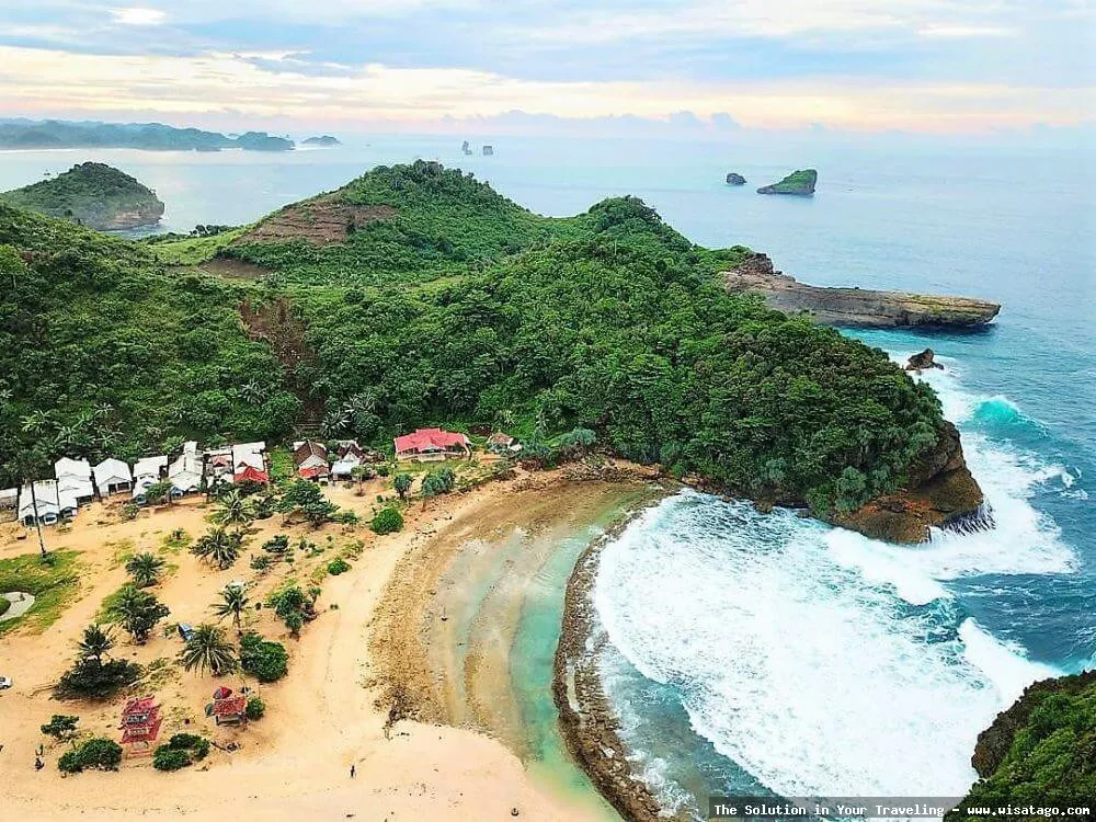 Pantai Batu Bengkung dengan ombak besar