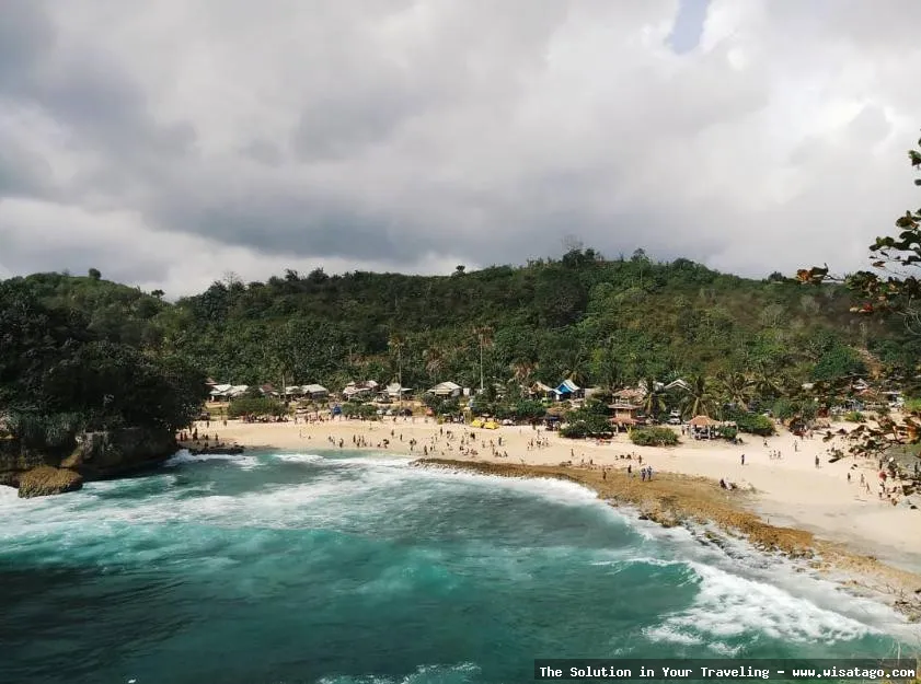 Pantai Batu Bengkung dengan ombak besar