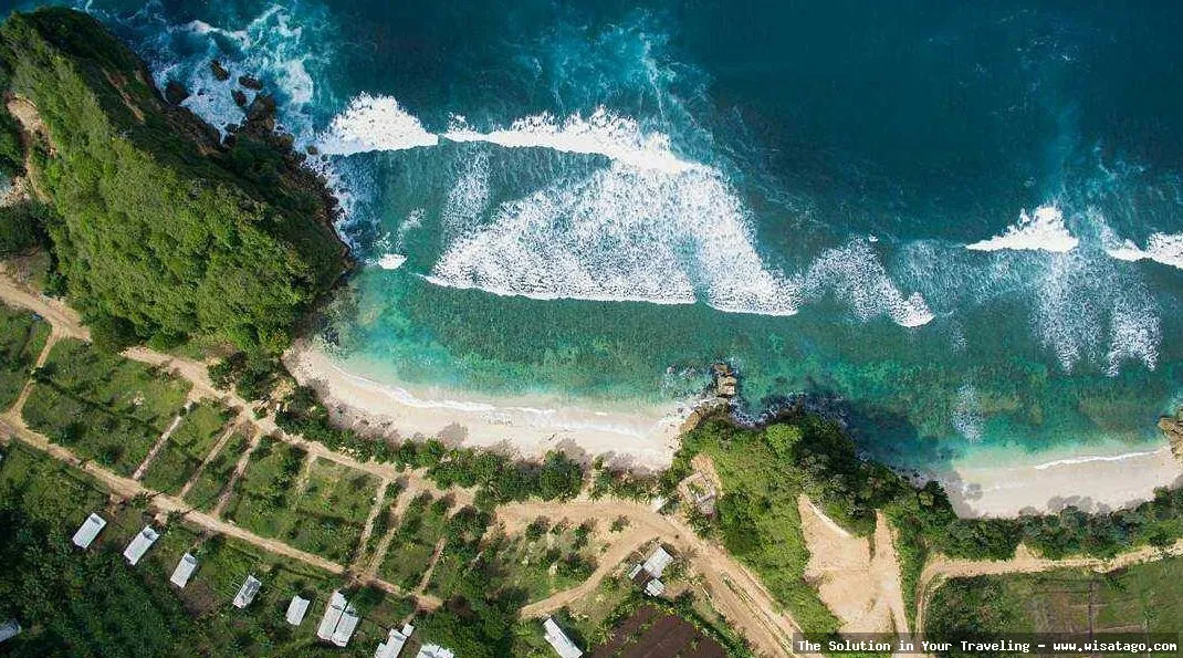 Pantai Batu Bengkung dengan ombak besar