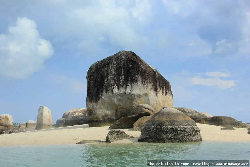 Pantai Batu Berlayar dengan batu granit