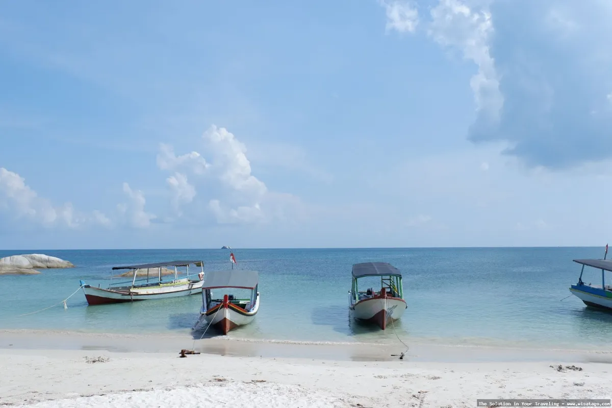 Pantai Batu Berlayar: formasi batu ikonis