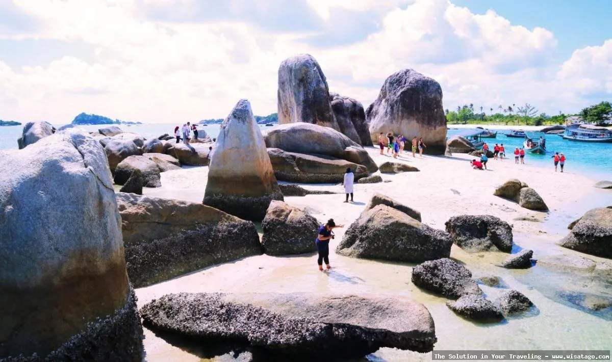 Pantai Batu Berlayar dengan batu ikonis