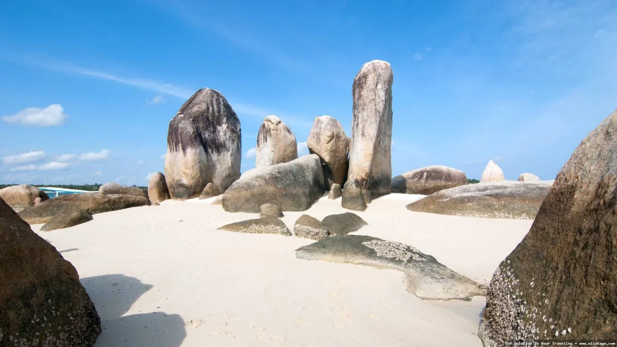 Pantai Batu Berlayar dengan batu granit