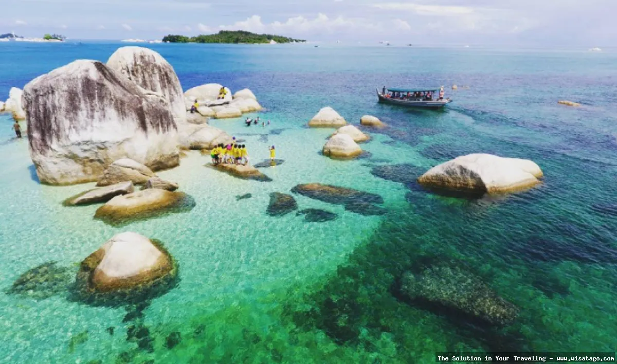 Pantai Batu Berlayar dengan batu granit.