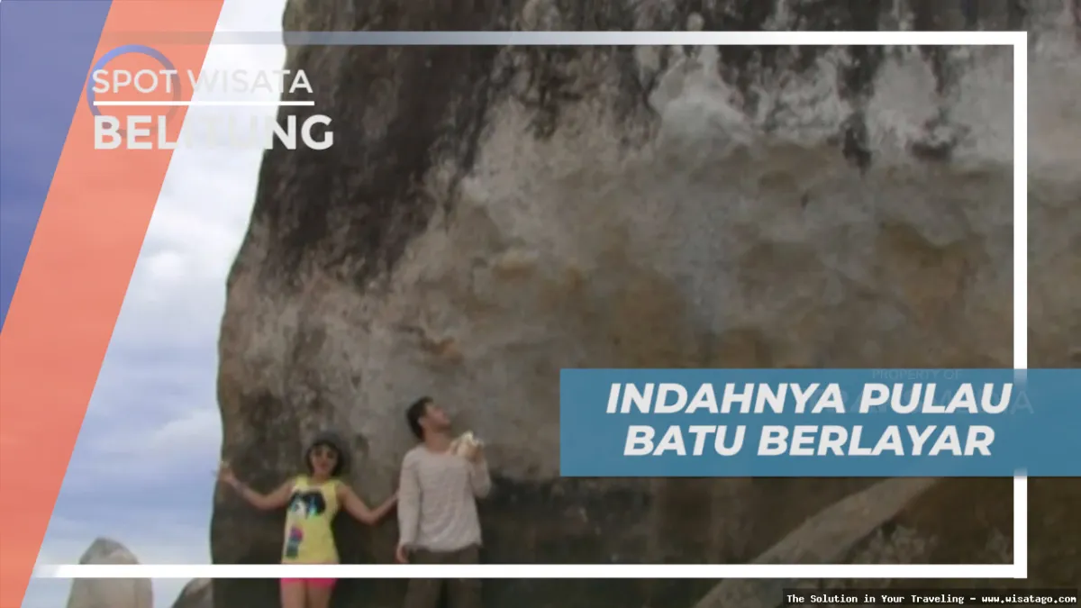 Pantai Batu Berlayar dengan batu granit.