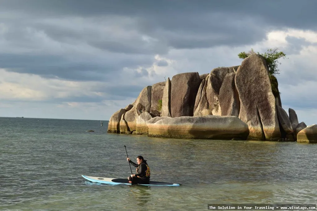 Pantai Batu Berlayar dengan batu granit