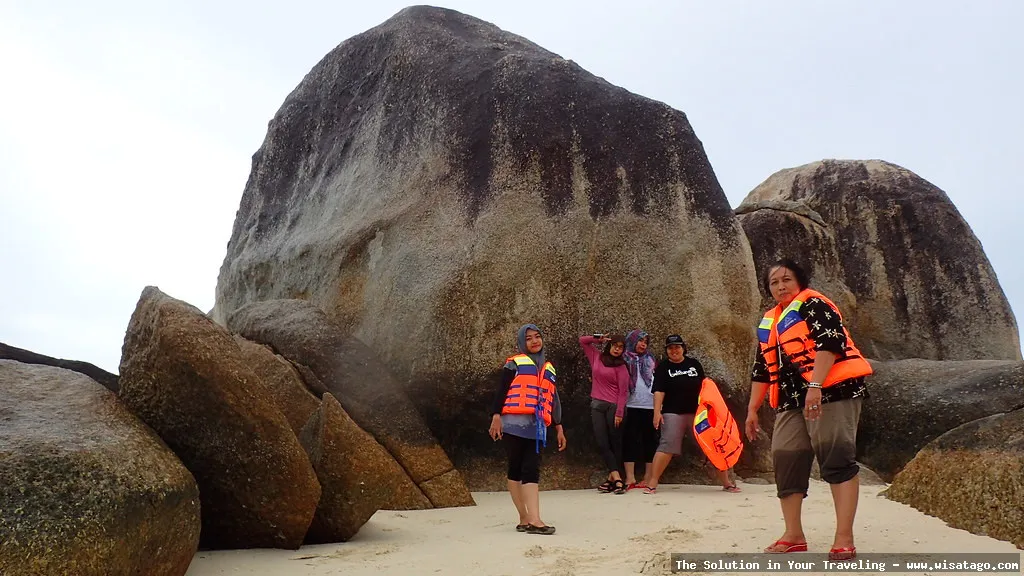 Pantai Batu Berlayar, pesona alam Belitung