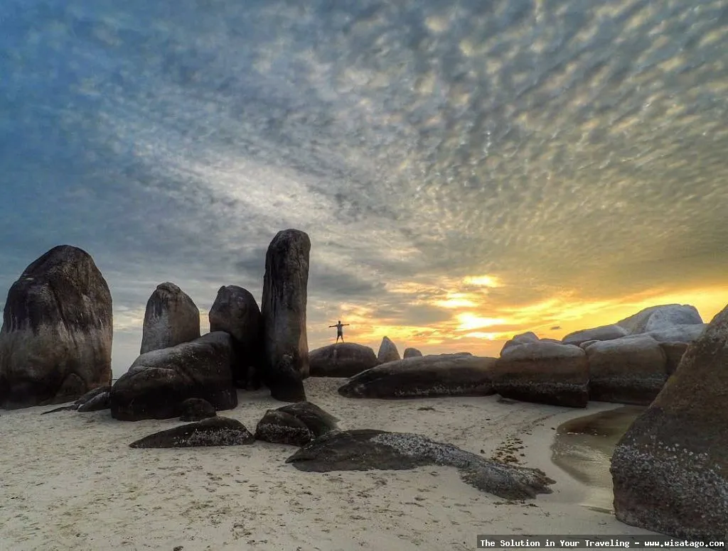 Pantai Batu Berlayar dengan batu granit