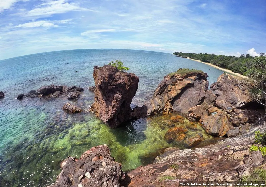 Pantai Batu Berlubang: Tips, Harga Tiket, Kuliner, Lokasi, Fasilitas dan Spot