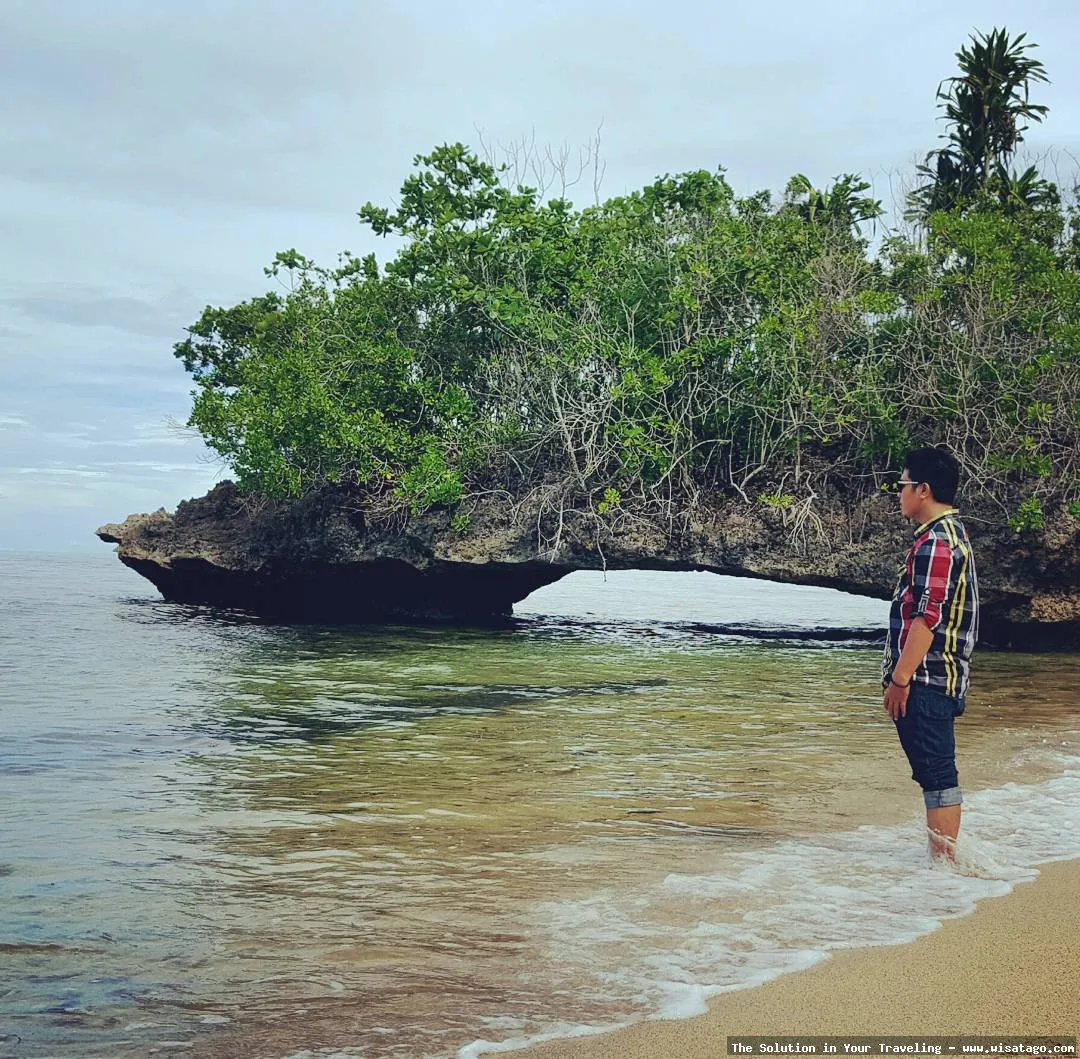 Pantai Batu Berlubang dengan formasi unik
