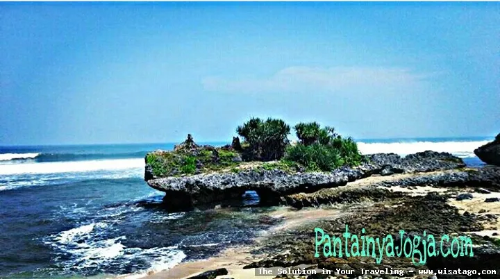 Pantai Batu Berlubang dengan formasi unik.