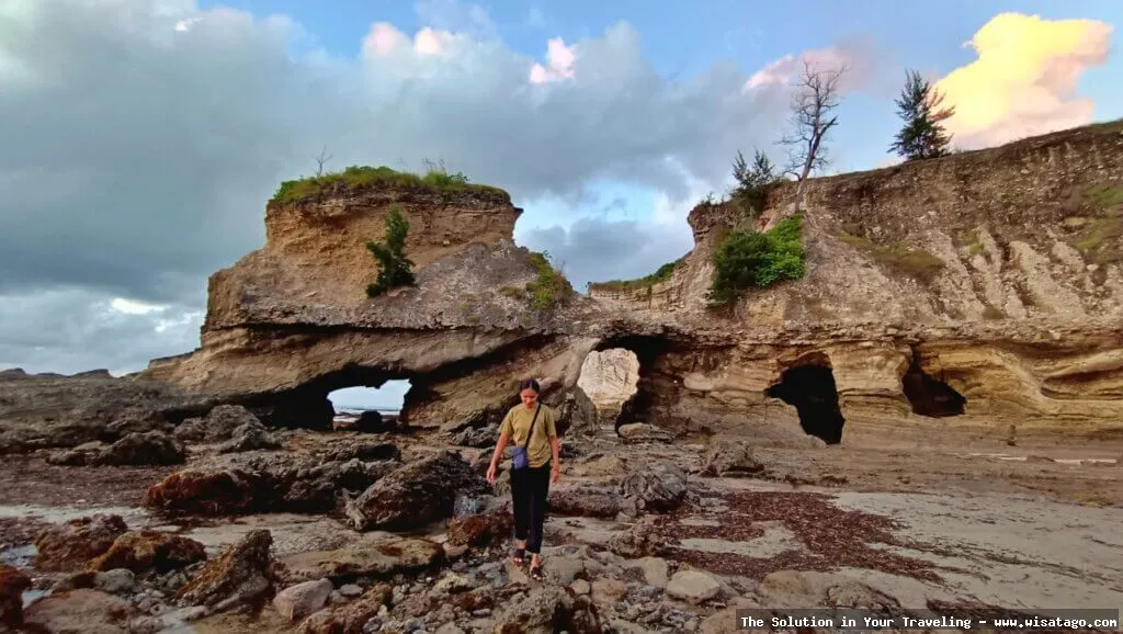 Pantai Batu Berlubang dengan panorama indah
