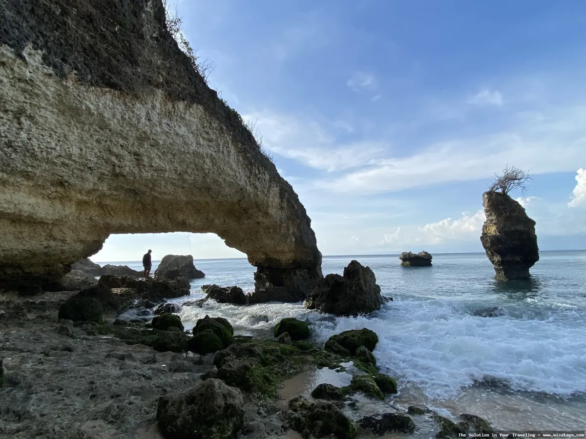 Pantai Batu Berlubang dengan formasi unik.