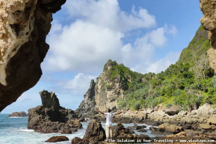 Pantai Batu Berlubang dengan formasi unik
