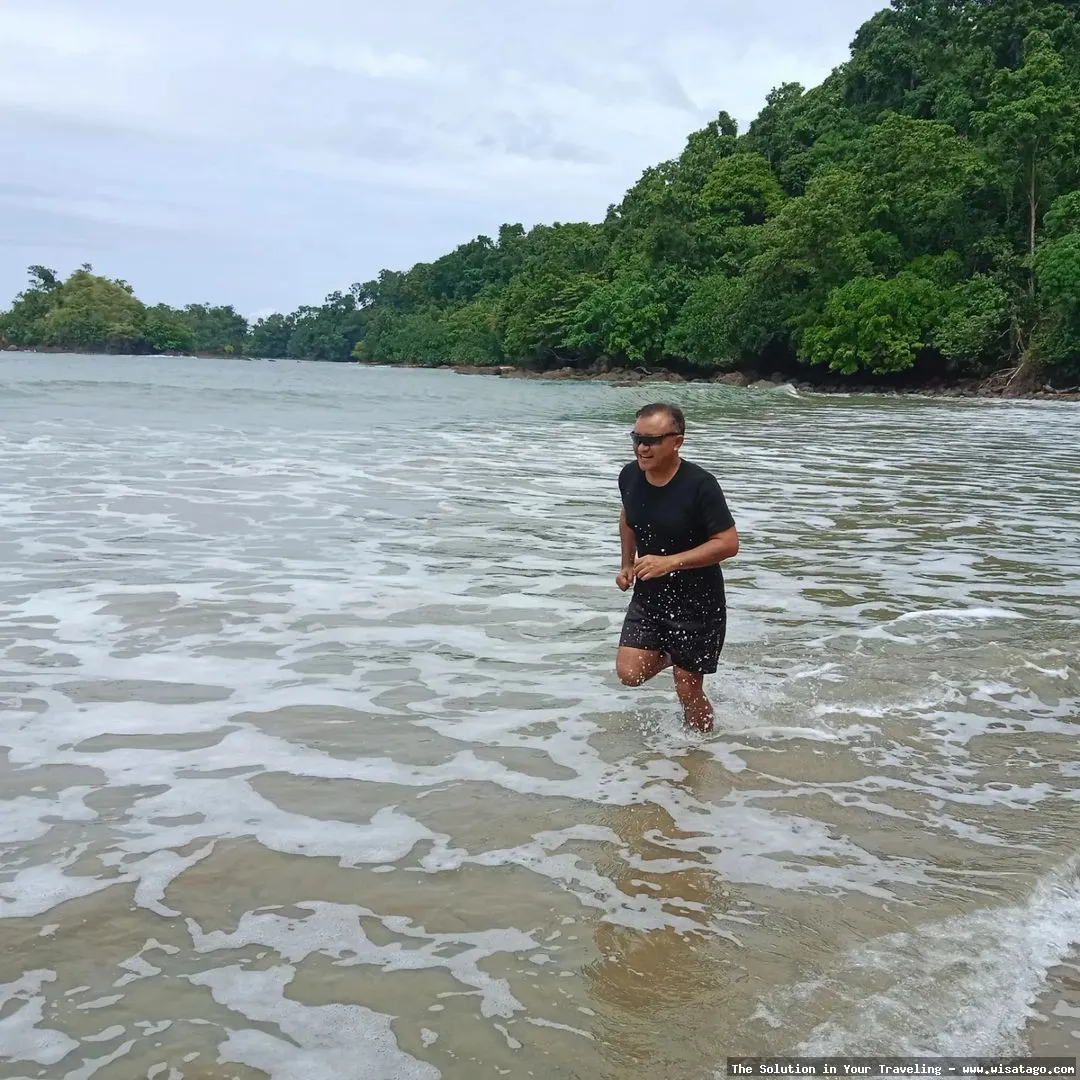 Pantai Batu Berlubang dengan formasi unik