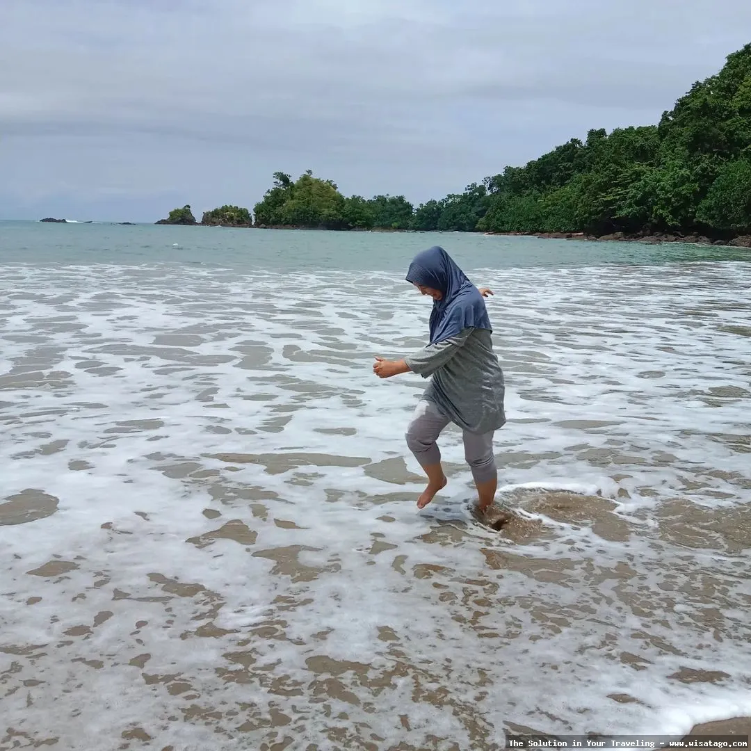 Pantai Batu Berlubang dengan formasi unik