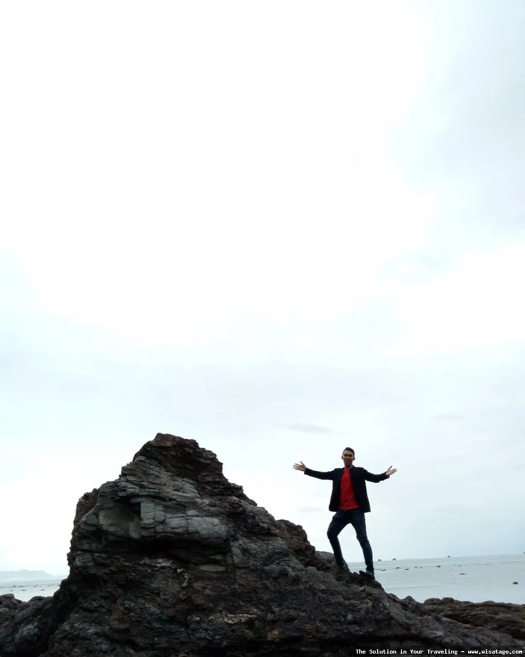 Pantai Batu Berlubang dengan formasi unik