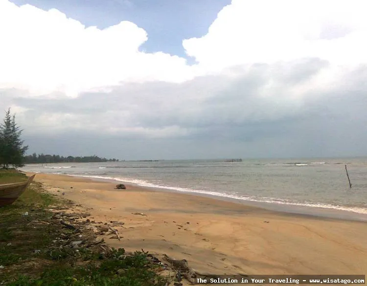 Pantai Batu Berlubang dengan formasi unik