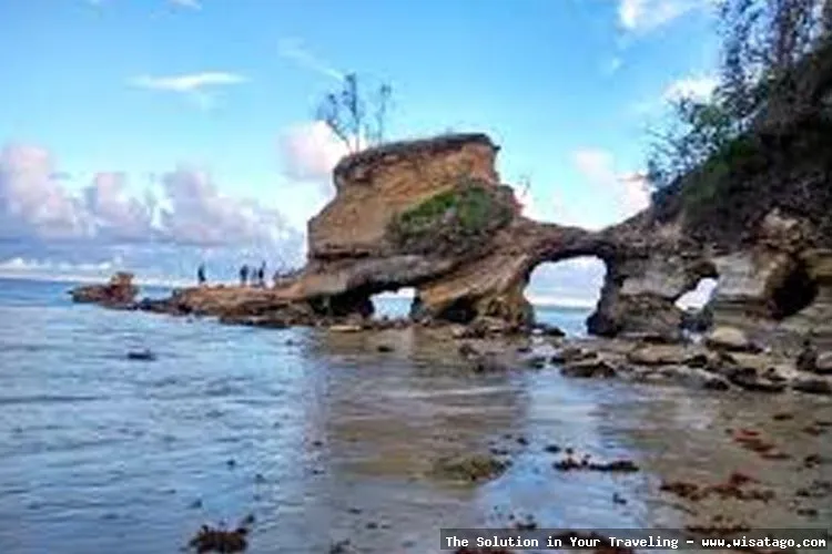 Pantai Batu Berlubang dengan formasi unik
