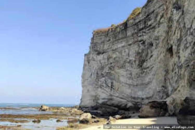 Pantai Batu Berlubang, keindahan alami Jepara