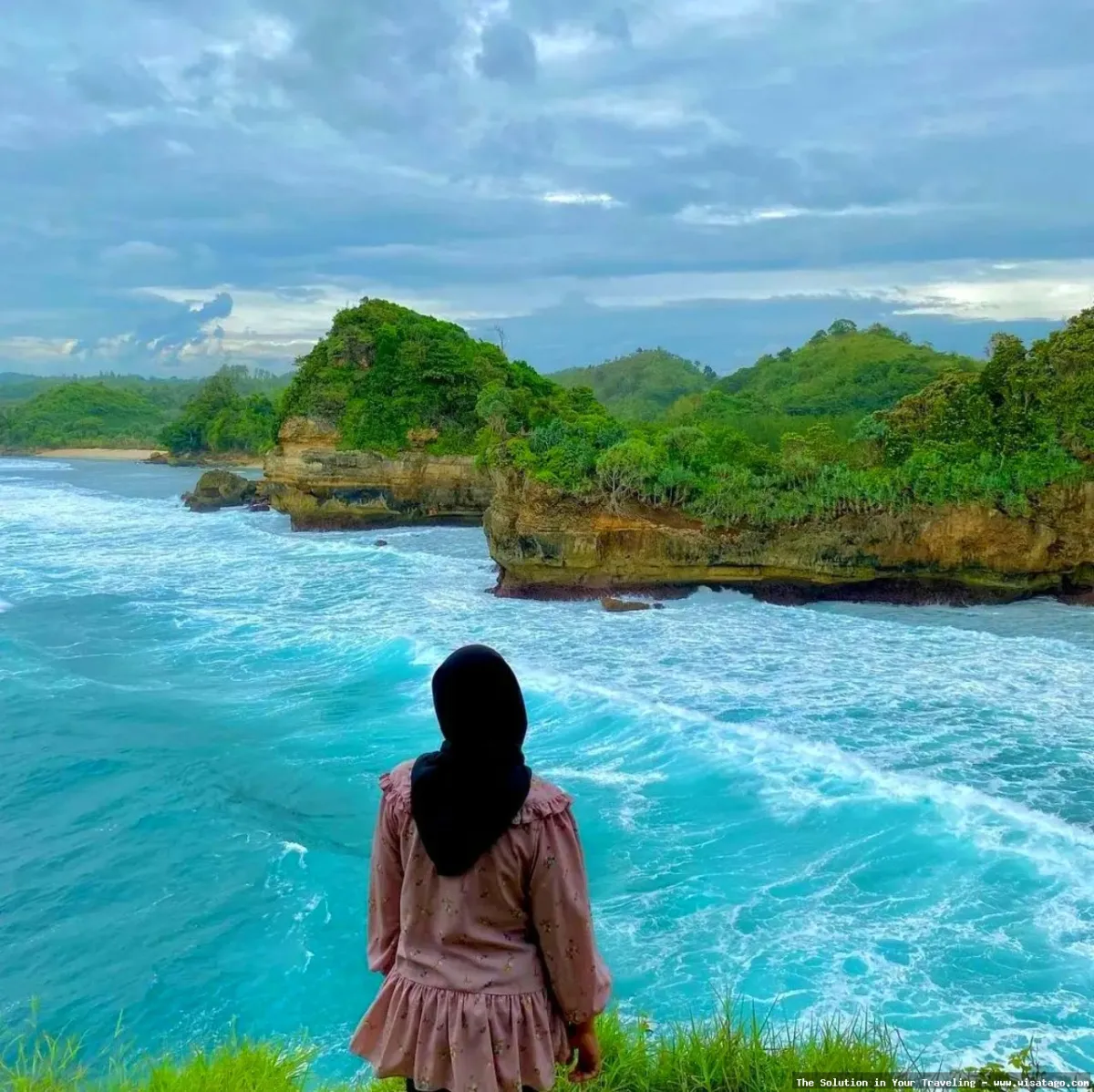 Pantai Batu Bongkok dengan panorama indah
