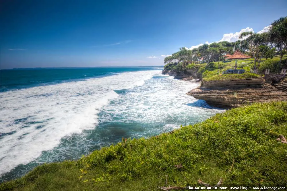 Pantai Batu Hiu: Keindahan tepi Samudra