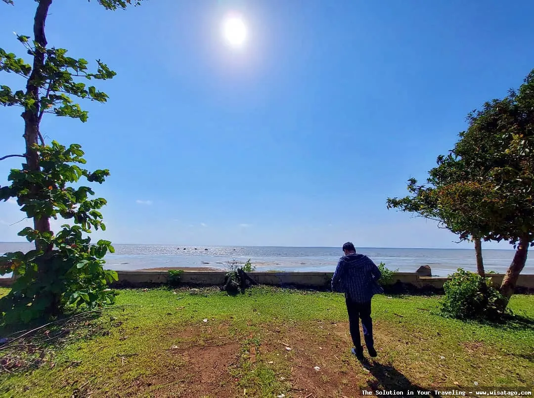 Pantai Batu Lima dengan formasi unik.