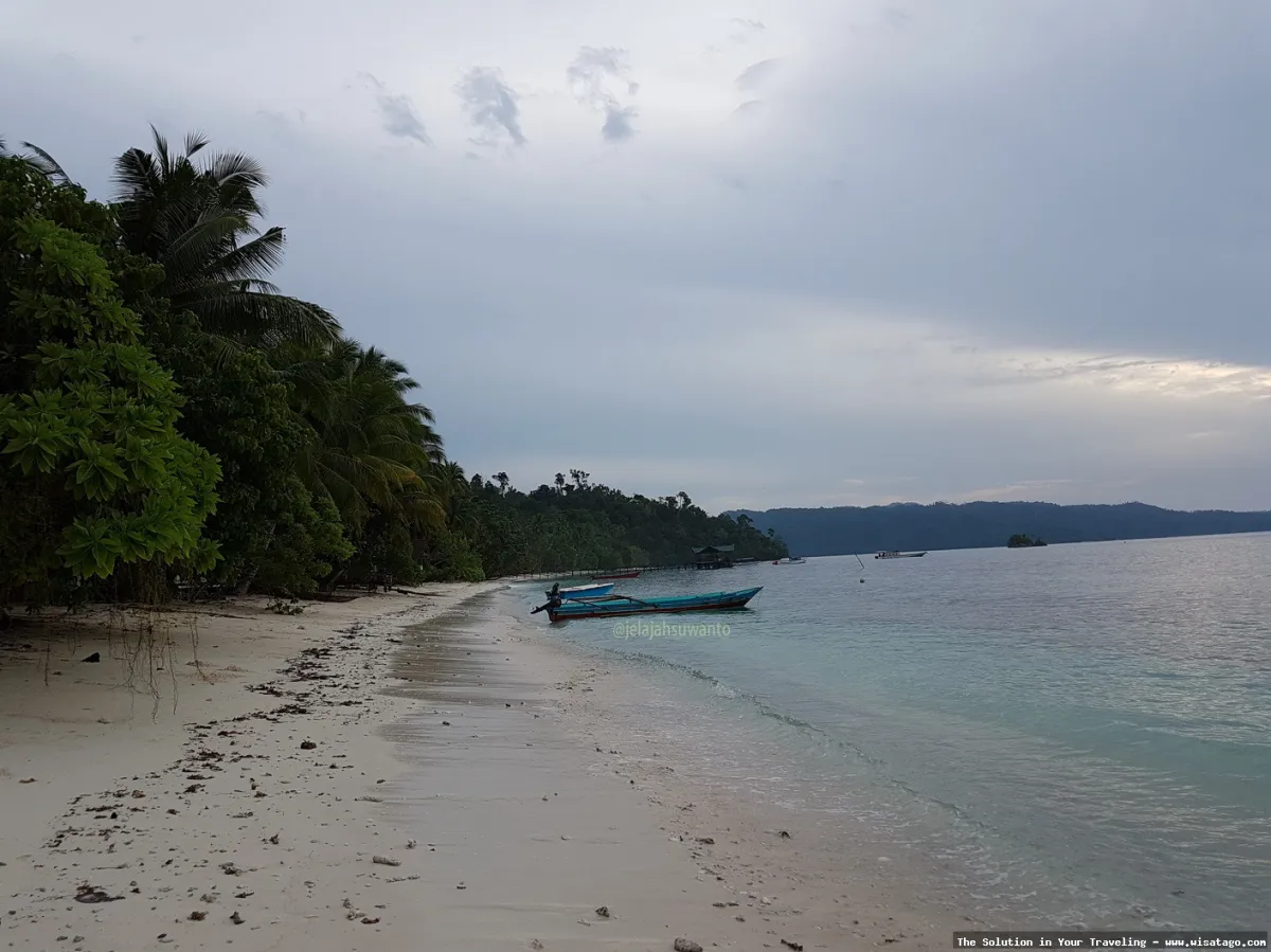 Pantai Batu Lima dengan formasi unik.