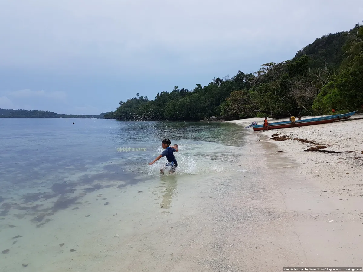 Pantai Batu Lima dengan pemandangan indah