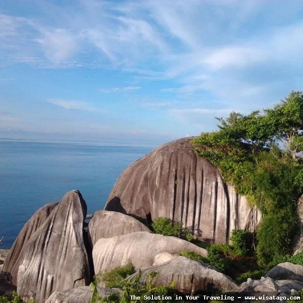 Pantai Batu Lima dengan formasi unik.
